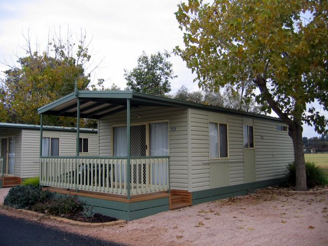 Berri Riverside Caravan Park 2006 - Berri: Cottage accommodation ideal for families, couples and singles