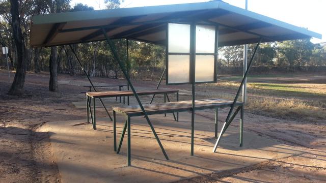 Skinners Flat Reservoir - Berrimal: Sheltered picnic table and seats
