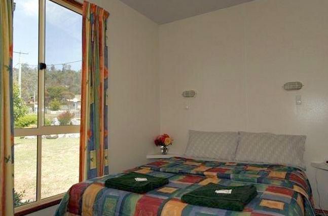 BIG4 Bicheno Cabin and Tourist Park - Bicheno: Main bedroom in cottage