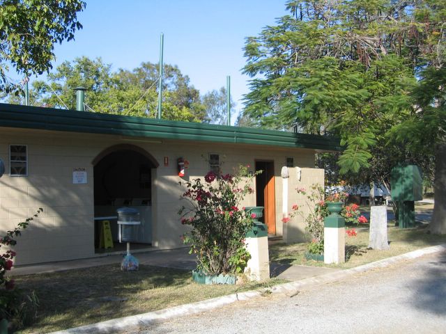 Biloela Caravan Park - Biloela: Amenities block and laundry