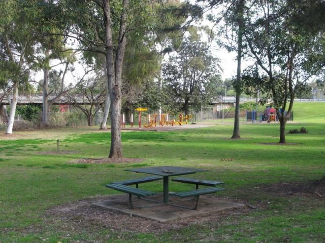 Bingara Riverside Caravan Park - Bingara: Playground in adjacent park