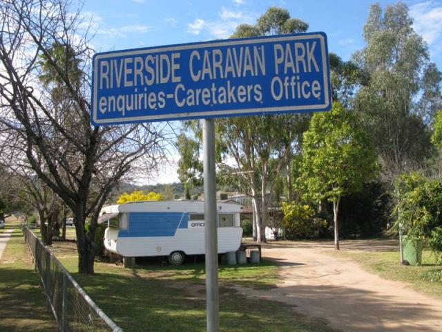 Bingara Riverside Caravan Park - Bingara: Riverside Caravan Park welcome sign and office.