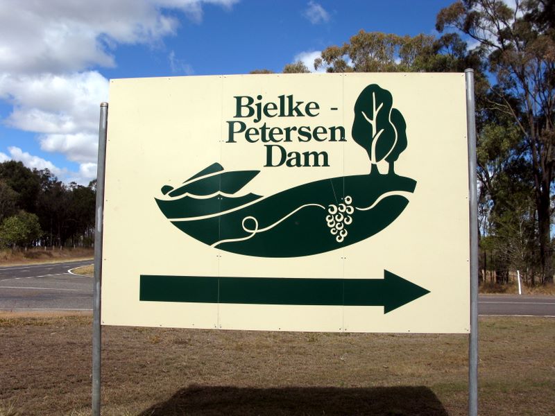 Yallakool Caravan Park on Bjelke Petersen Dam - Bjelke Petersen Dam: Turn off sign to Bjelke Petersen Dam