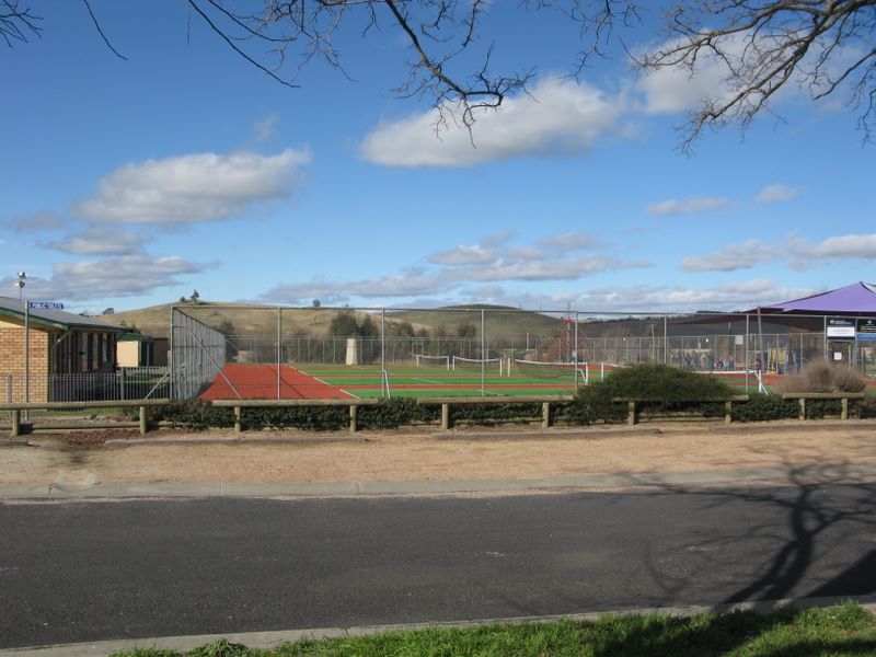 South Blayney Rest Area - Heritage Park - Blayney: Tennis courts are adjacent to rest area