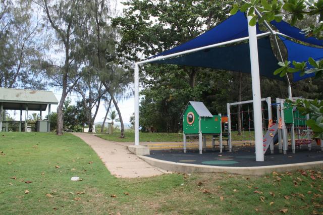Balgal Beach Campground - Bohle: Playground and BBQ table and seating area right on beach front