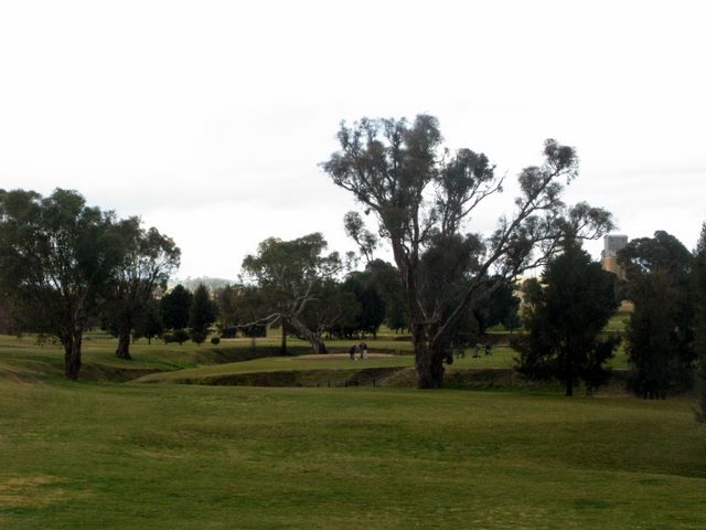 Boorowa Recreation Club Golf Course - Boorowa: Approach to the green on Hole 8