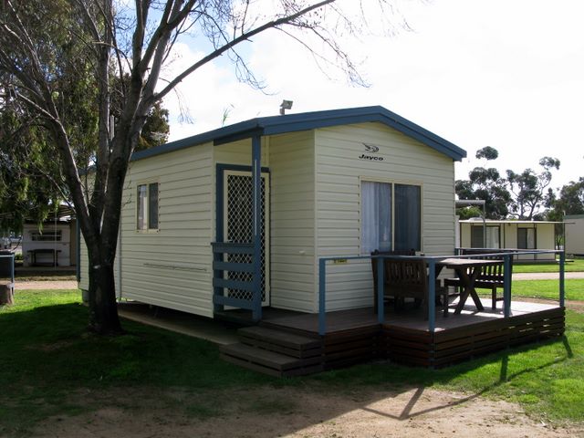 Boort Lakes Caravan Park - Boort: Cottage accommodation, ideal for families, couples and singles