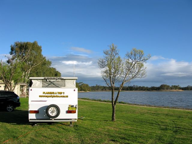 Boort Lakes Caravan Park - Boort: Powered sites for caravans with water views