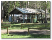 Boreen Point Bush Camping & Caravan Park - Boreen Point: BBQ area
