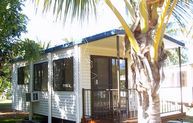 Bowen Palms Caravan Park - Bowen: Cottage accommodation, ideal for families, couples and singles