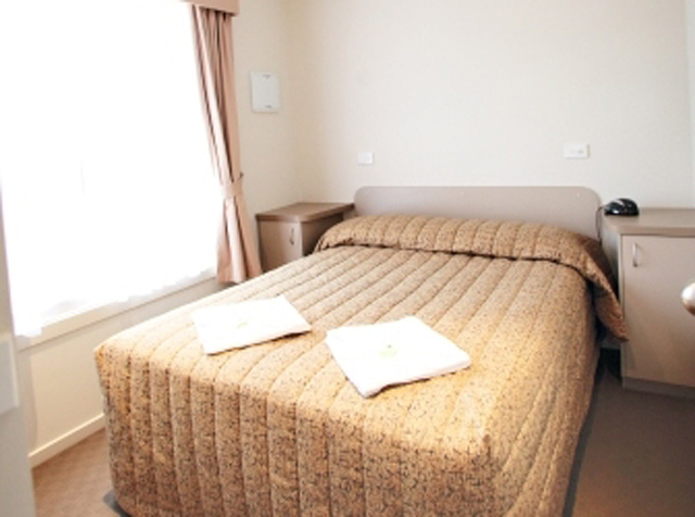 Wymah Valley Holiday Park - Bowna: Main bedroom in two bedroom poolside villa