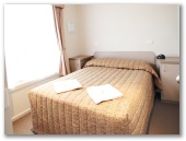 Wymah Valley Holiday Park - Bowna: Main bedroom in two bedroom poolside villa