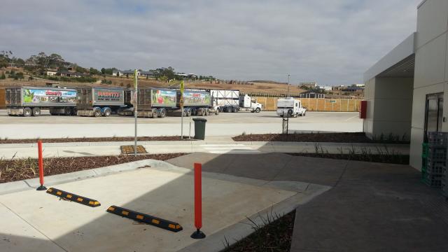 BP Service Centre AA Geelong Northbound - Lovely Banks: Lots of parking for trucks and big rigs.