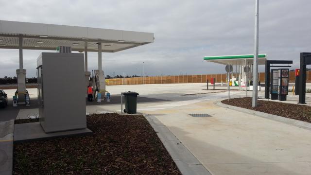 BP Service Centre AA Geelong Northbound - Lovely Banks: Refuelling area.