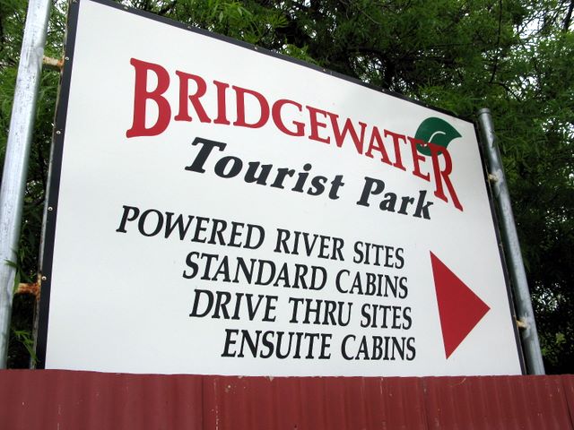 Bridgewater Tourist Park - Bridgewater on Loddon: Bridgewater Tourist Park welcome sign