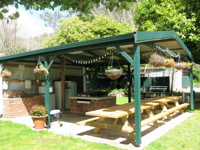Bright Accommodation Park - Bright: Camp kitchen and BBQ area