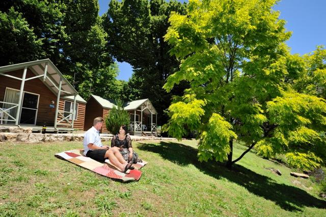 Bright Holiday Park - Bright: Couple outside River Spa Cabin