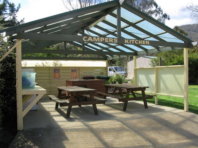 Bright Riverside Holiday Park - Bright: Camp kitchen and BBQ area