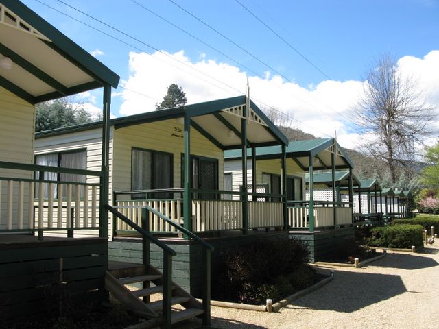 Bright Riverside Holiday Park - Bright: Cottage accommodation, ideal for families, couples and singles