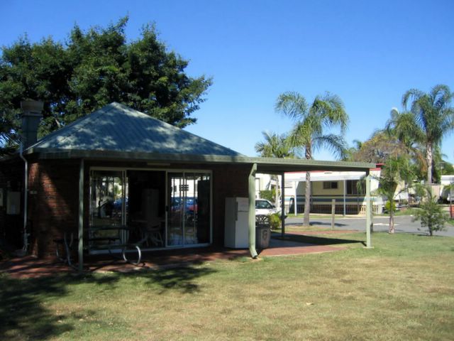 BIG4 Brisbane Northside Caravan Village - Aspley Camp Kitchen and BBQ area