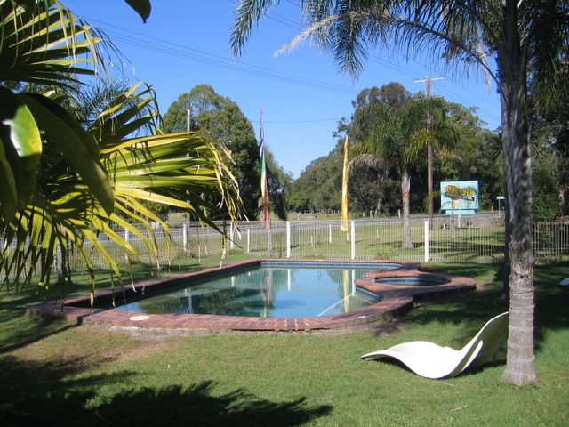 Historical Photos of Stopover Tourist Park 2006 - Broadwater: Swimming pool