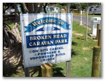 Broken Head Holiday Park - Broken Head: Welcome sign at the Broken Head Caravan Park