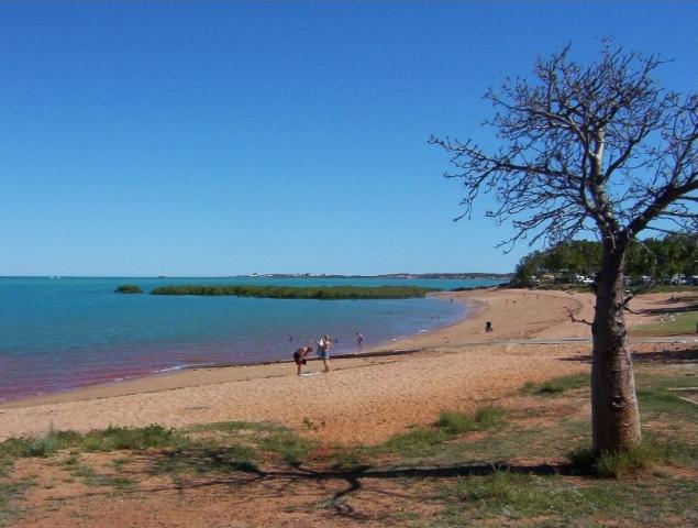 Tarangau Caravan Park - Broome: Town Beach located on Roebuck Bay  has a CVPark right on the waters edge there is no swiming at low tide as the water is a mile out. This is the spot for the famous Stairway to the Moon event a sight not be be missed.