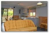 BIG4 Broulee Beach Holiday Park - Broulee: Cottage lounge and dining area