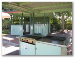 BIG4 Cane Village Holiday Park - Bundaberg: Camp kitchen and BBQ area