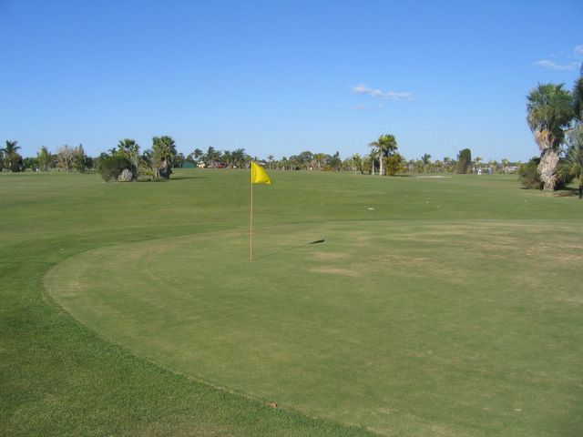 Oakwood Park Golf Course - Bundaberg: Green on Hole 1