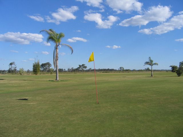 Oakwood Park Golf Course - Bundaberg: Green on Hole 2