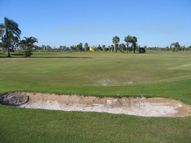 Oakwood Park Golf Course - Bundaberg: Green on Hole 5