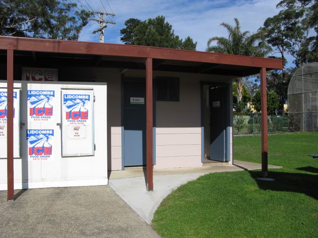 BIG4 Bungalow Park - Burrill Lake: Courtesy rest rooms adjacent to check in.