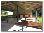 BIG4 Bungalow Park - Burrill Lake: Camp kitchen and BBQ area
