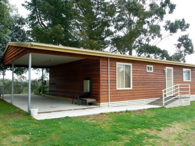 Lake Burrumbeet Caravan Park - Lake Burrumbeet: Cottage accommodation, ideal for families, couples and singles