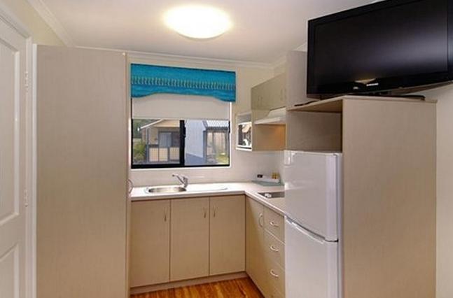 BIG4 Beachlands Holiday Park - Busselton: Self contained kitchen in studio cabin