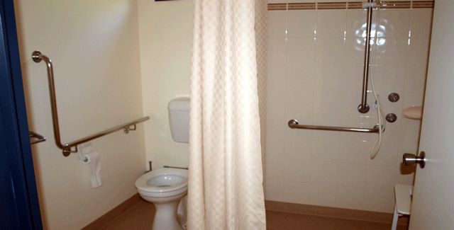 Peppermint Park Eco Village and Holiday Park - Busselton: Shower in  disability cabin