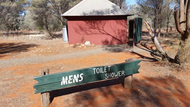 Mulga Creek Hotel and Caravan Park - Byrock: Mens toilet and shower