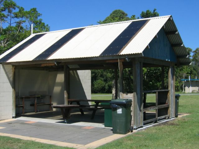 Belongil Fields Caravan Park - Byron Bay: Covered BBQ area