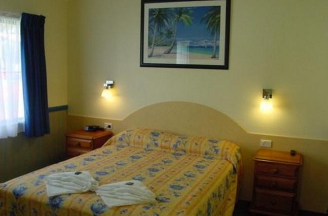 BIG4 Cairns Coconut Holiday Resort - Woree Cairns: Main bedroom in condo