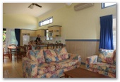 BIG4 Cairns Coconut Holiday Resort - Woree Cairns: Cottage interior