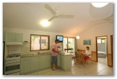 BIG4 Cairns Coconut Holiday Resort - Woree Cairns: Kitchen and Dining Area