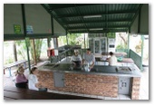 BIG4 Cairns Coconut Holiday Resort - Woree Cairns: Camp kitchen and BBQ area