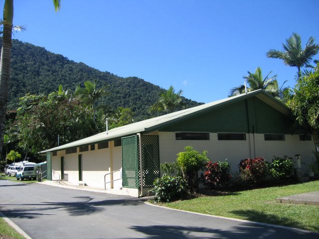 BIG4 Cairns Crystal Cascades Holiday Park - Cairns: Amenities block and laundry