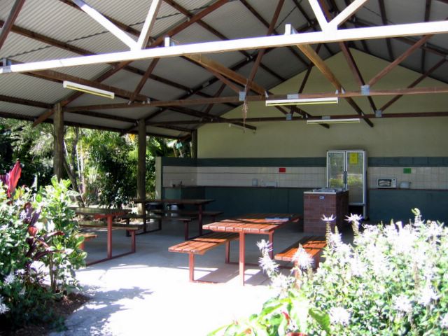 BIG4 Cairns Crystal Cascades Holiday Park - Cairns: Camp kitchen and BBQ area