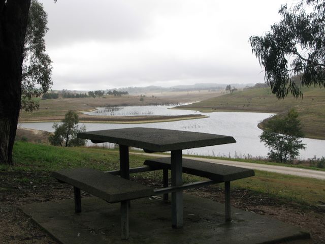 Carcoar Dam Camping Grounds - Carcoar: Picnic area with water views