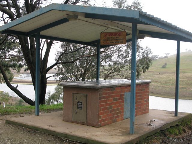 Carcoar Dam Camping Grounds - Carcoar: Sheltered BBQ area