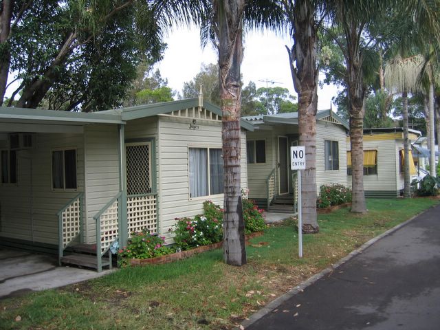 Paradise Palms Caravan Park - Carey Bay: Cottage accommodation ideal for families, couples and singles
