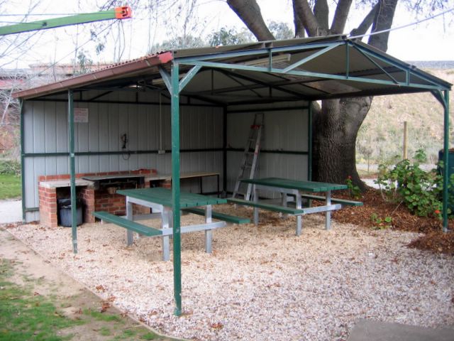 Castlemaine Central Cabin & Van Park - Castlemaine: Camp kitchen and BBQ area