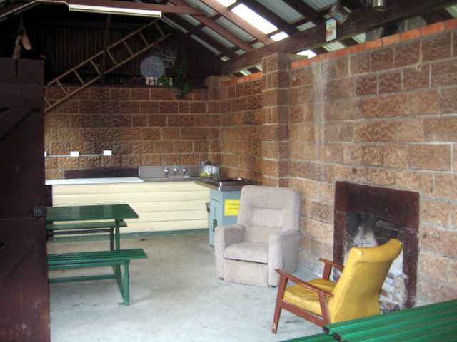 BIG4 Castlemaine Gardens Caravan Park - Castlemaine: Interior view of camp kitchen